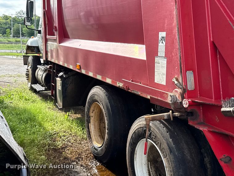 image for item EN0345 2007 International 7400 refuse truck