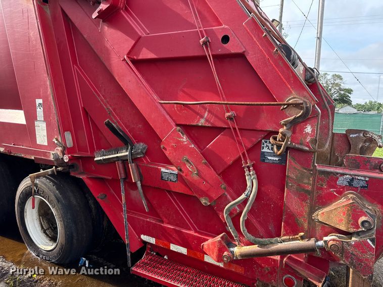 image for item EN0345 2007 International 7400 refuse truck