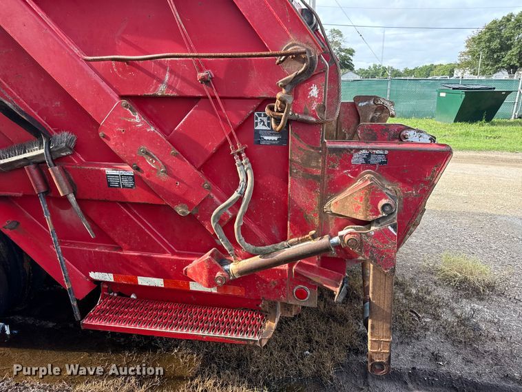 image for item EN0345 2007 International 7400 refuse truck
