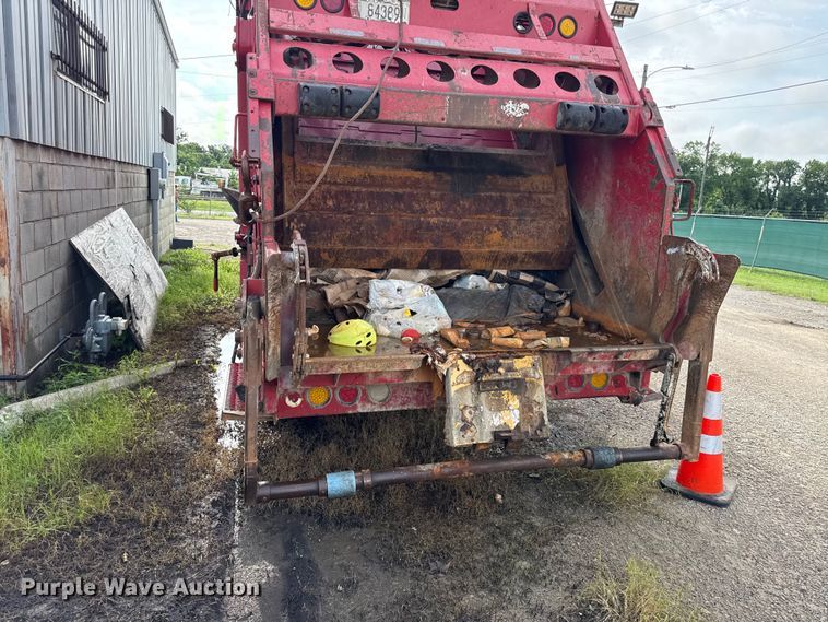 image for item EN0345 2007 International 7400 refuse truck