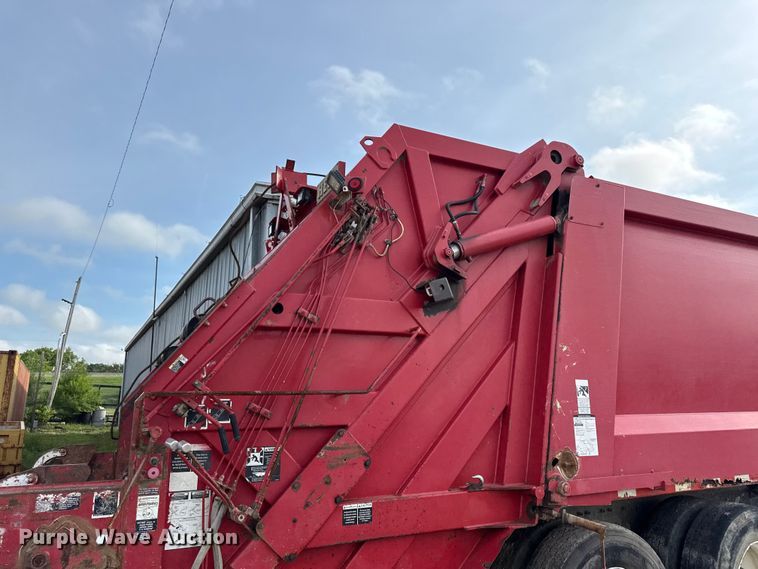 image for item EN0345 2007 International 7400 refuse truck