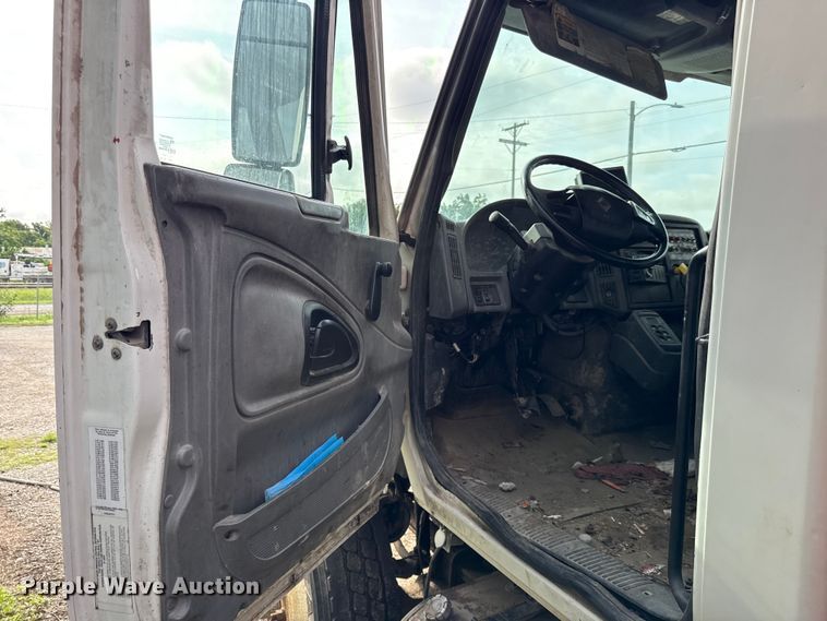 image for item EN0345 2007 International 7400 refuse truck