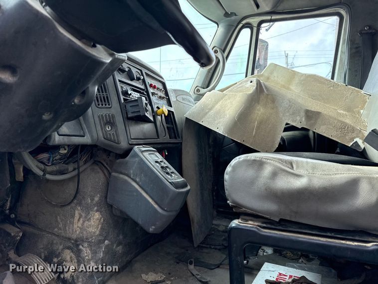 image for item EN0345 2007 International 7400 refuse truck