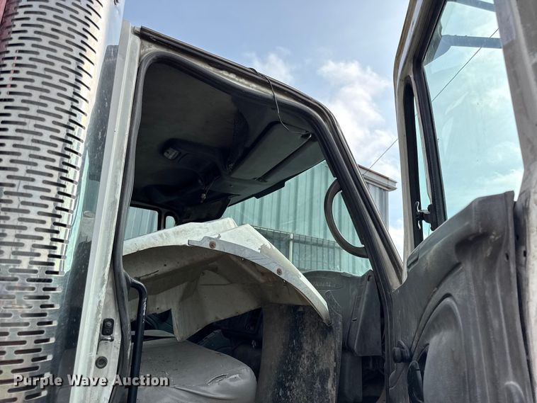 image for item EN0345 2007 International 7400 refuse truck