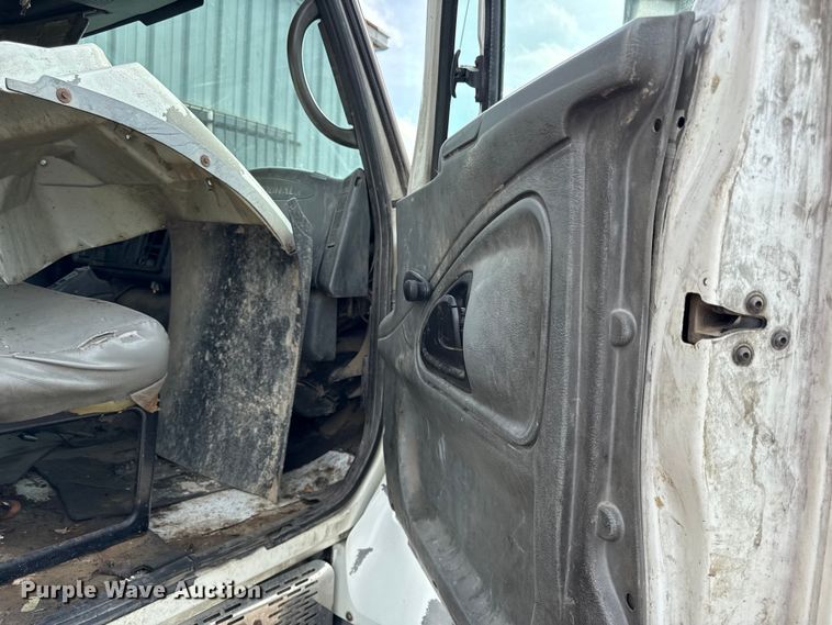 image for item EN0345 2007 International 7400 refuse truck