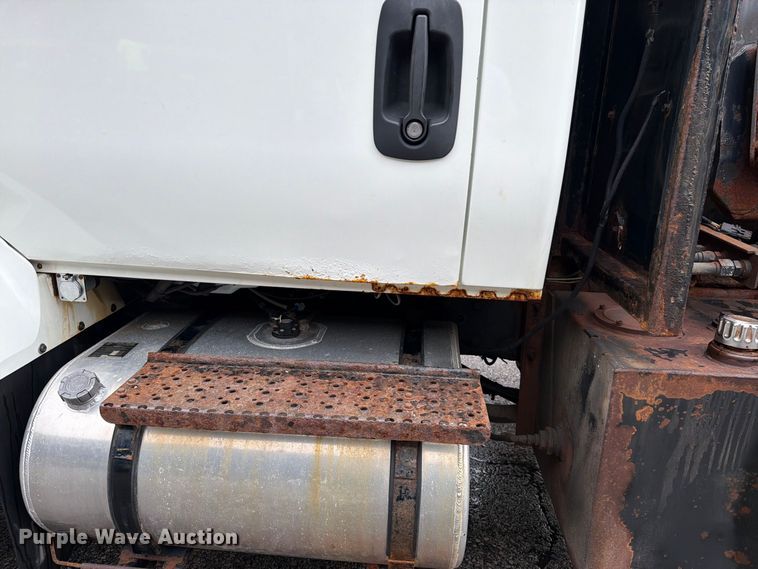 image for item EO8740 2009 International WorkStar 7300 hook lift truck