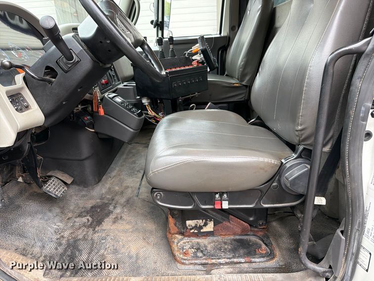 image for item EO8740 2009 International WorkStar 7300 hook lift truck