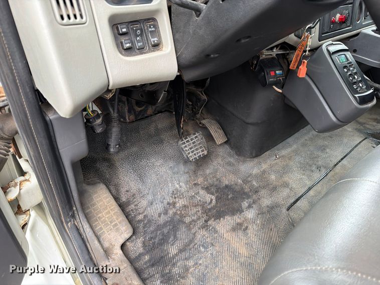 image for item EO8740 2009 International WorkStar 7300 hook lift truck