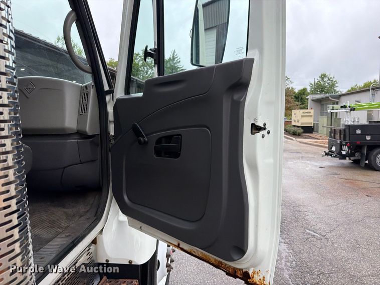 image for item EO8740 2009 International WorkStar 7300 hook lift truck