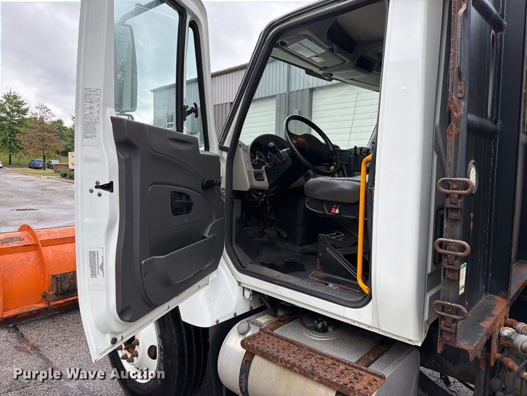 image for item EO8741 2013 International WorkStar 7300 hook lift truck