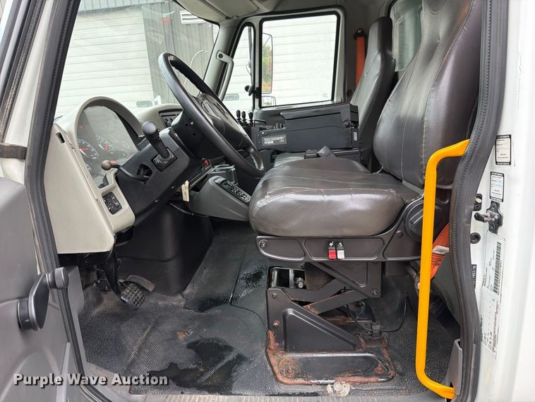 image for item EO8741 2013 International WorkStar 7300 hook lift truck