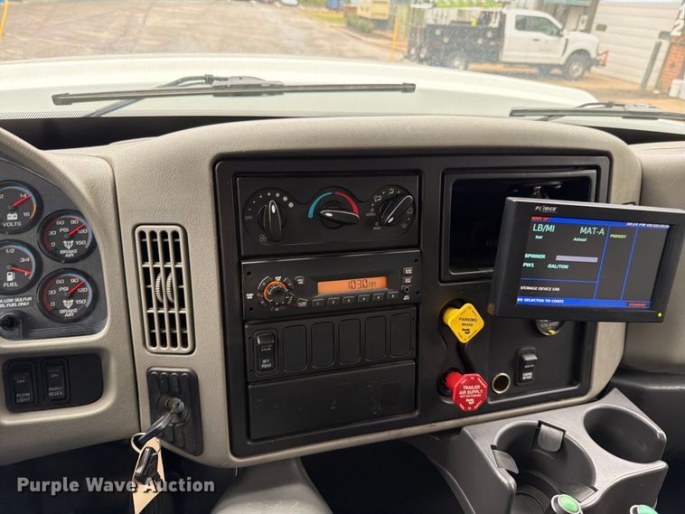 image for item EO8741 2013 International WorkStar 7300 hook lift truck