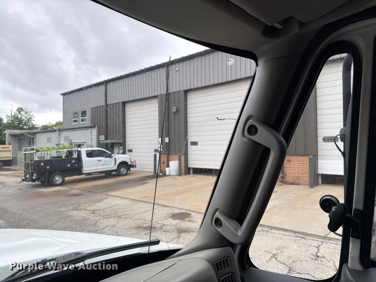 image for item EO8741 2013 International WorkStar 7300 hook lift truck