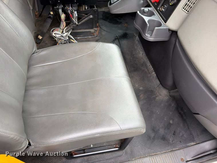 image for item EO8741 2013 International WorkStar 7300 hook lift truck