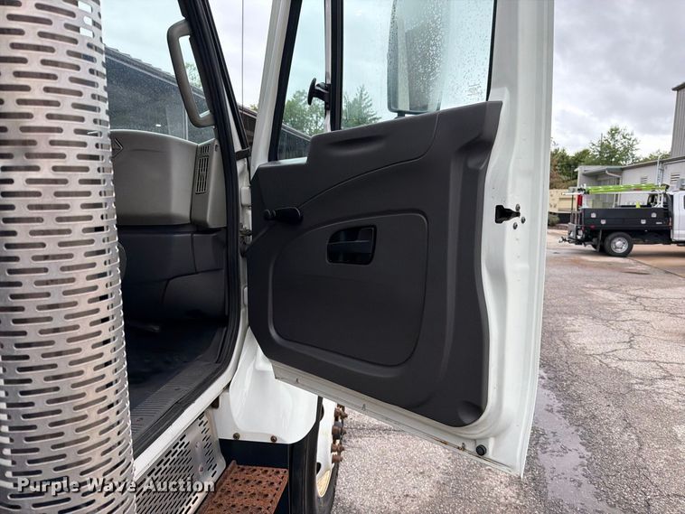 image for item EO8741 2013 International WorkStar 7300 hook lift truck
