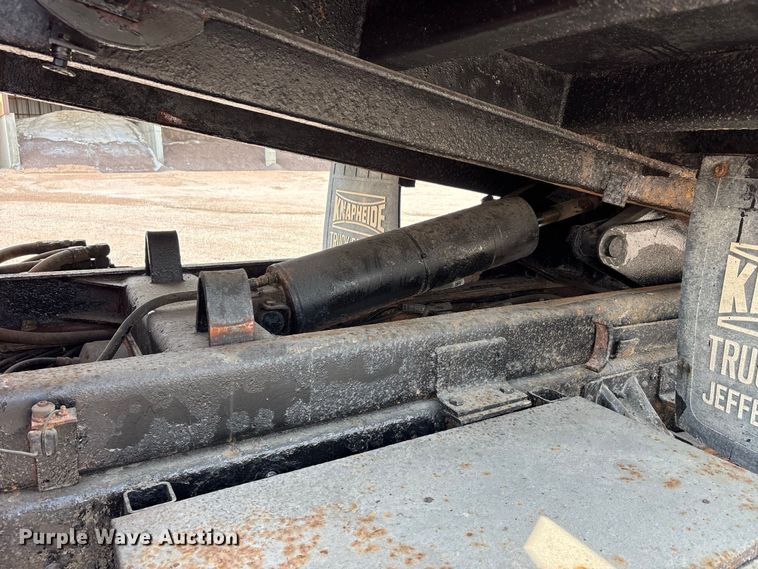 image for item ER3320 2000 Chevrolet C7 dump truck