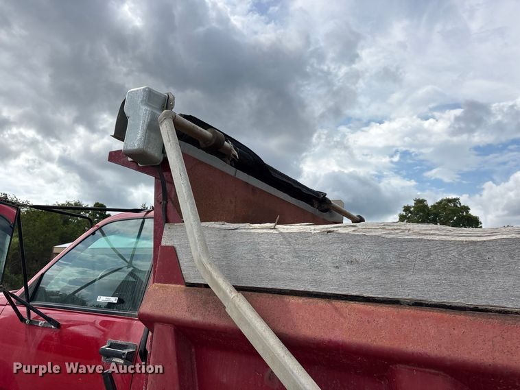 image for item ER3320 2000 Chevrolet C7 dump truck