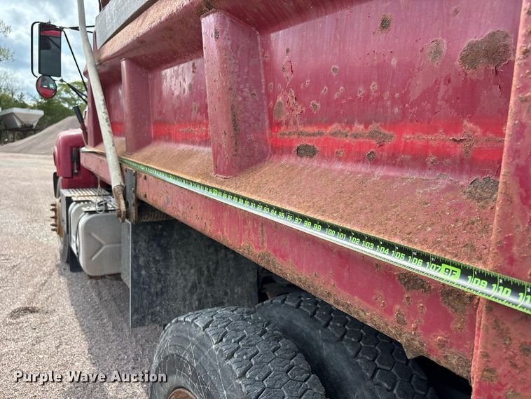 image for item ER3320 2000 Chevrolet C7 dump truck