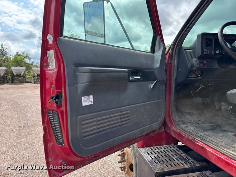 image for item ER3320 2000 Chevrolet C7 dump truck