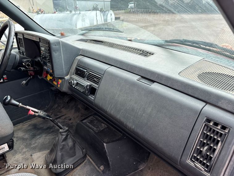 image for item ER3320 2000 Chevrolet C7 dump truck