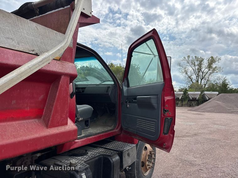 image for item ER3320 2000 Chevrolet C7 dump truck