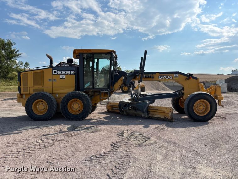 image for item ER3351 2011 John Deere 670G motor grader