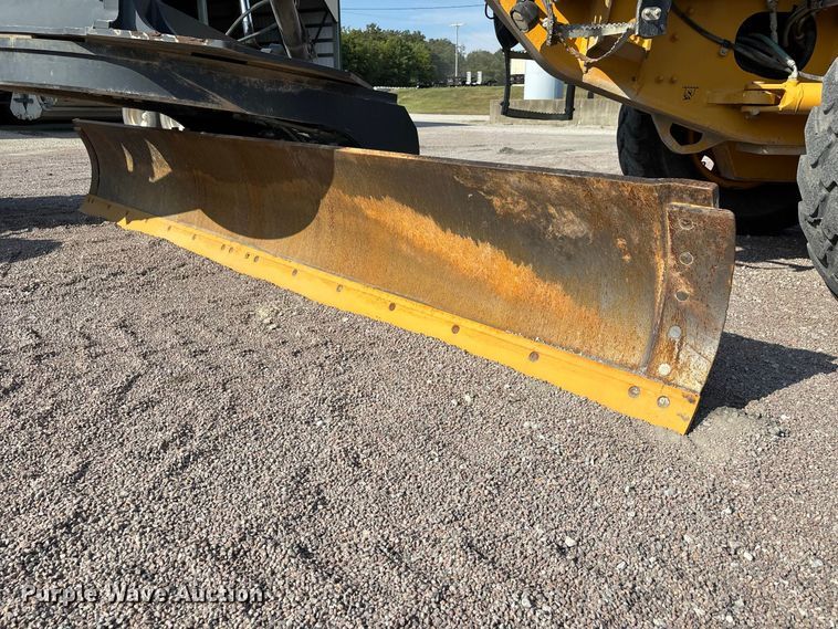 image for item ER3351 2011 John Deere 670G motor grader