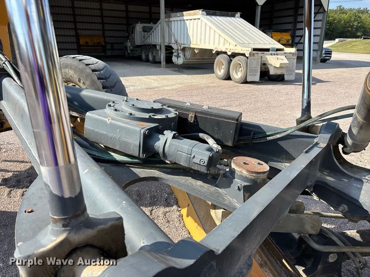 image for item ER3351 2011 John Deere 670G motor grader