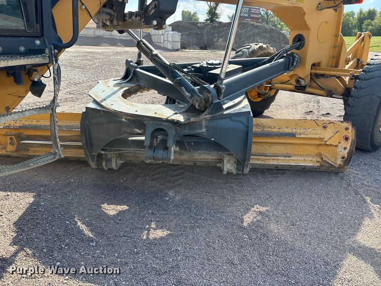 image for item ER3351 2011 John Deere 670G motor grader