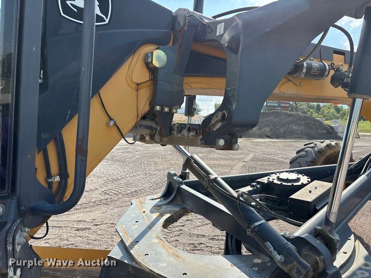 image for item ER3351 2011 John Deere 670G motor grader
