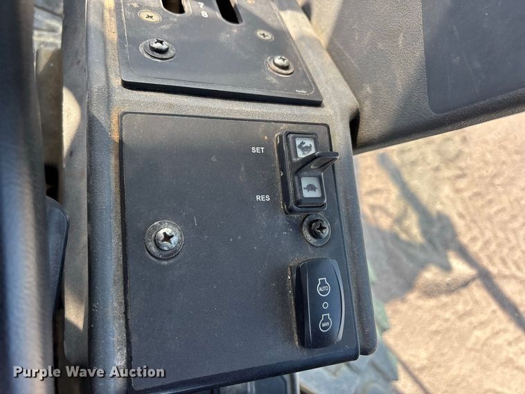 image for item ER3351 2011 John Deere 670G motor grader
