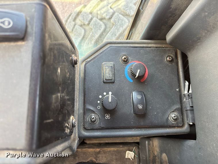 image for item ER3351 2011 John Deere 670G motor grader