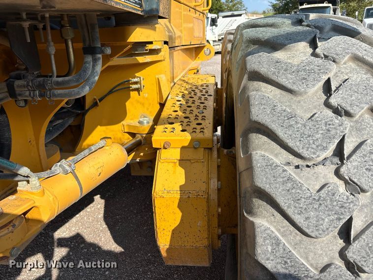 image for item ER3351 2011 John Deere 670G motor grader