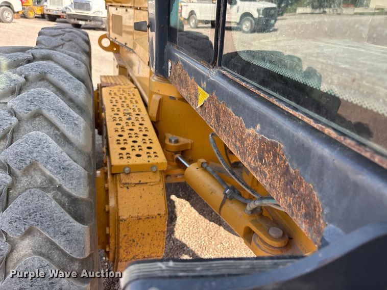 image for item ER3351 2011 John Deere 670G motor grader