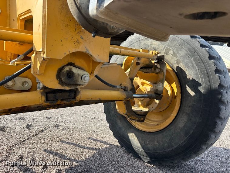 image for item ER3351 2011 John Deere 670G motor grader