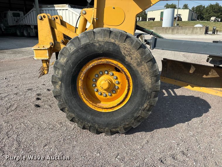 image for item ER3351 2011 John Deere 670G motor grader
