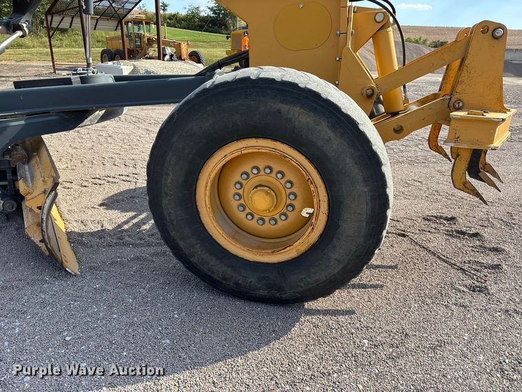 image for item ER3351 2011 John Deere 670G motor grader