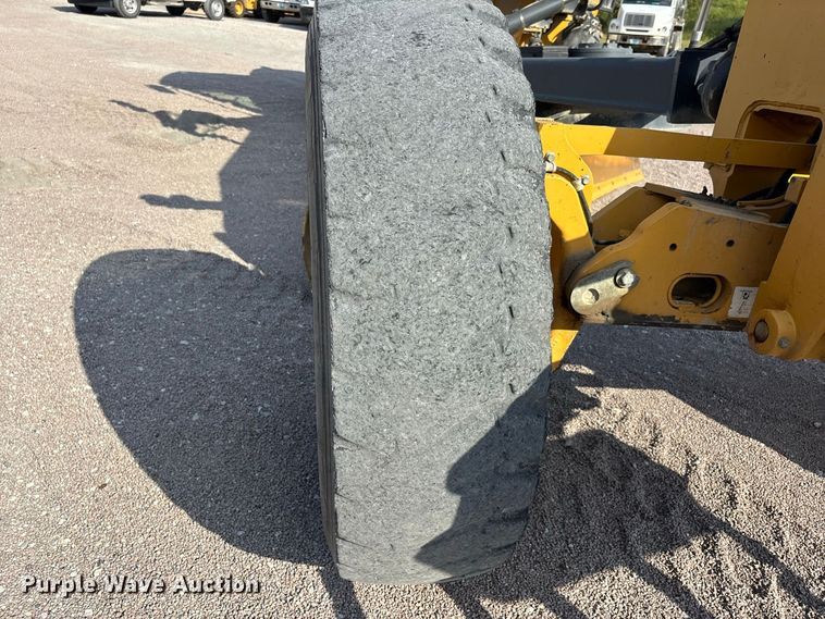 image for item ER3351 2011 John Deere 670G motor grader