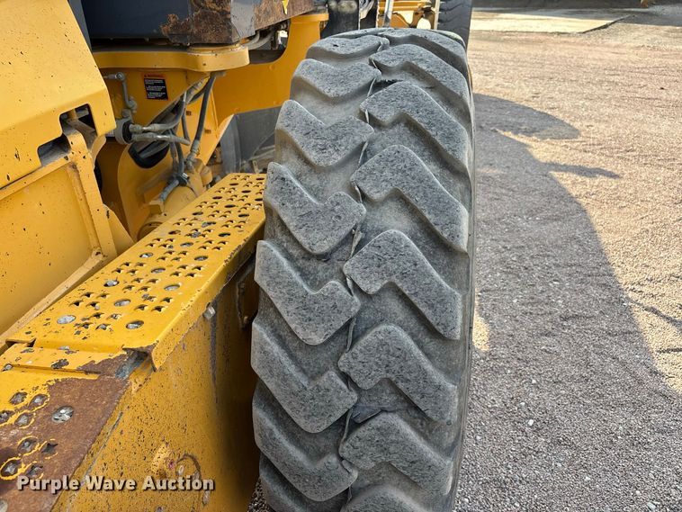 image for item ER3351 2011 John Deere 670G motor grader