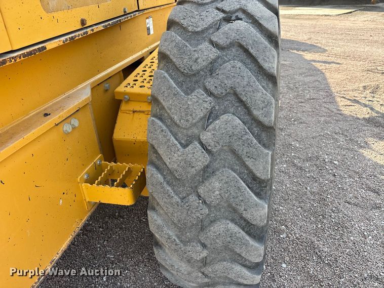 image for item ER3351 2011 John Deere 670G motor grader