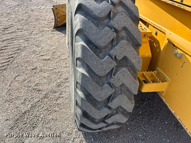 image for item ER3351 2011 John Deere 670G motor grader