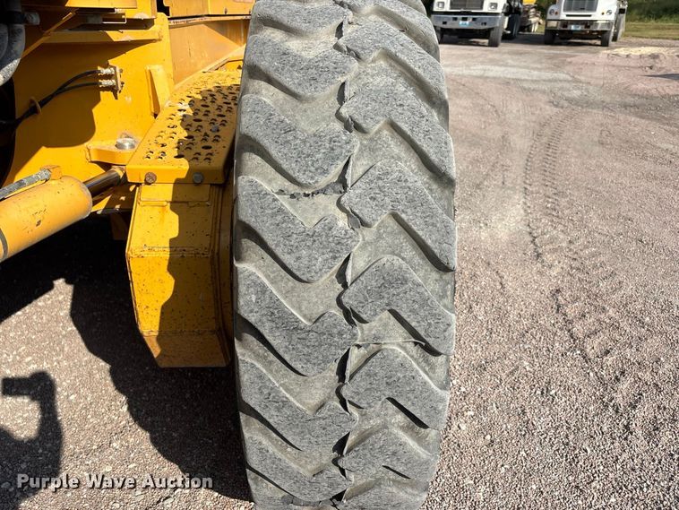 image for item ER3351 2011 John Deere 670G motor grader