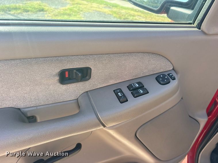 image for item ES8124 2002 Chevrolet Silverado 1500 pickup truck