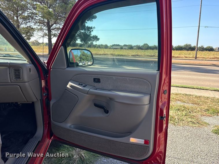 image for item ES8124 2002 Chevrolet Silverado 1500 pickup truck
