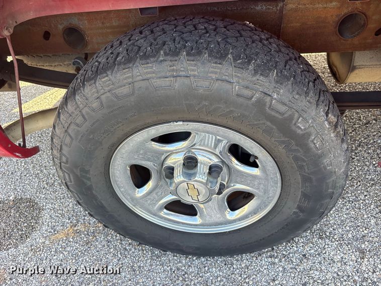 image for item ES8124 2002 Chevrolet Silverado 1500 pickup truck