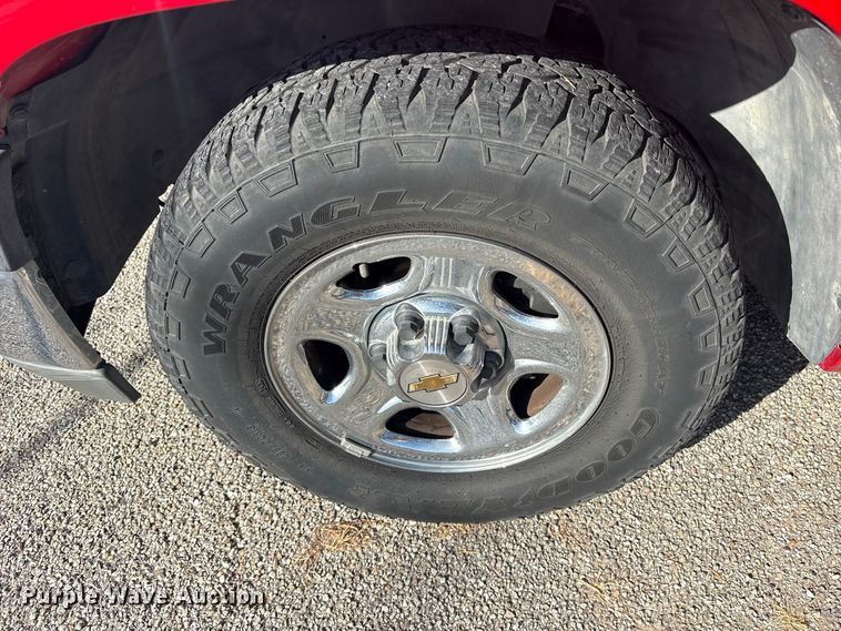 image for item ES8124 2002 Chevrolet Silverado 1500 pickup truck