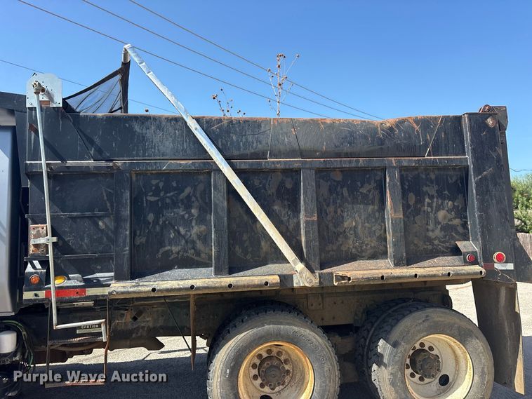 image for item ES8134 2012 International 7400 dump truck