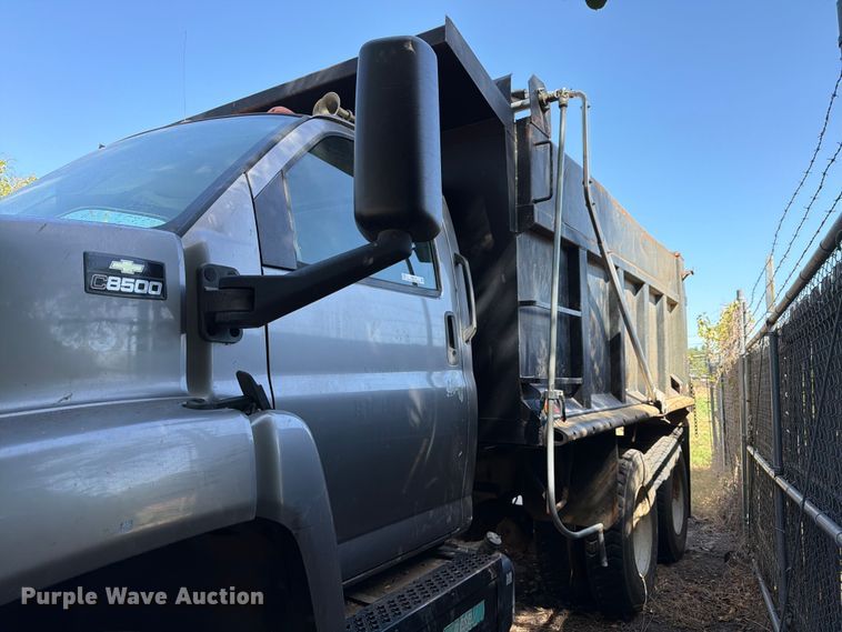 image for item ES8135 2007 Chevrolet C8500 dump truck