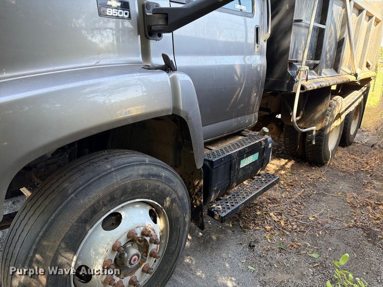 image for item ES8135 2007 Chevrolet C8500 dump truck
