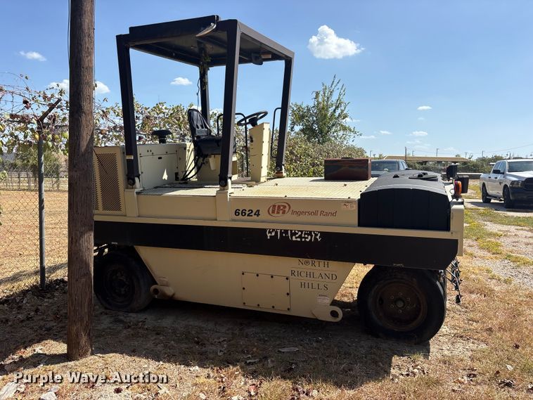 image for item ES8137 2006 Ingersoll Rand PT125R pneumatic roller